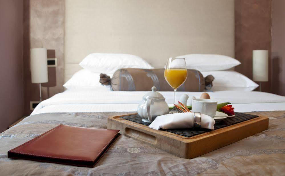 Le Clos Fleuri Bourg-de-Thizy ภายนอก รูปภาพ